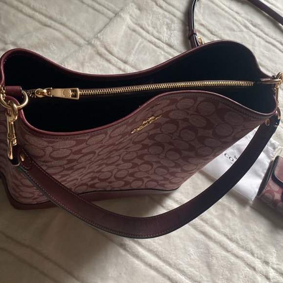 Coach
New, not used. Small repair needed
MOLLIE BUCKET BAG IN SIGNATURE CHAMBRAY - Picture 2 of 15